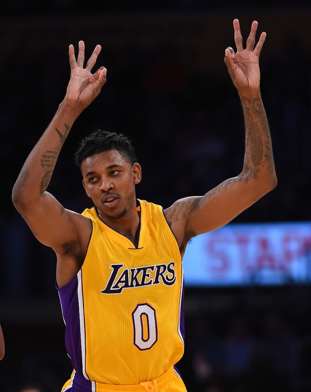 与季后赛走 与季后赛走